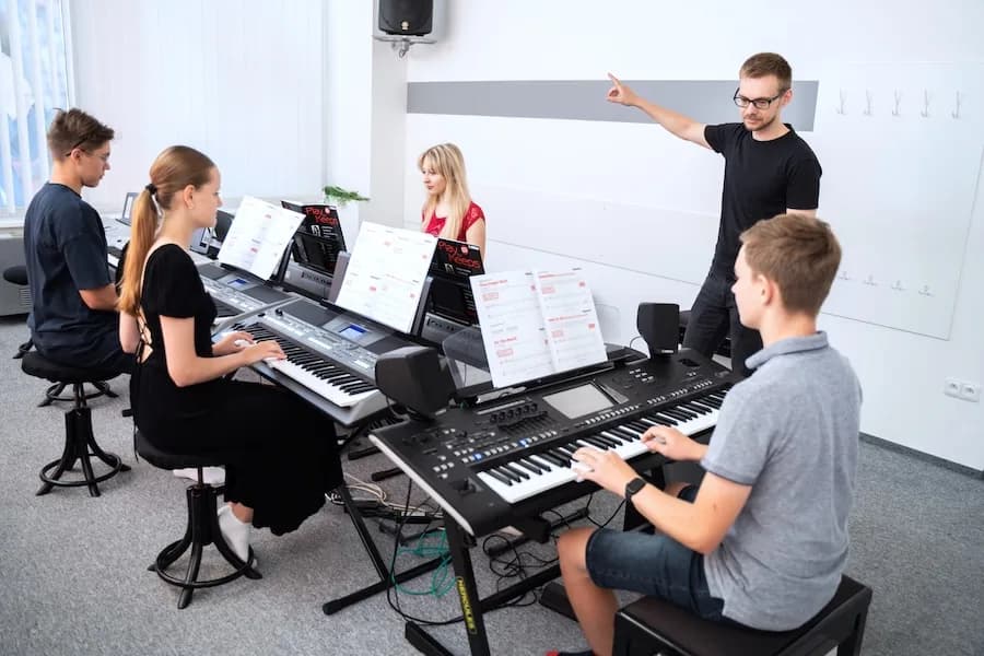 Účastníci programu Fun Key při hře na keyboard